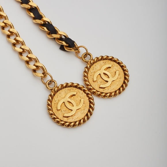 CHANEL BLACK LEATHER GOLD MEDALLION CHARM LONG CHAIN DROP BELT 1992 (SIZE 65/26) - Picture 2 of 10